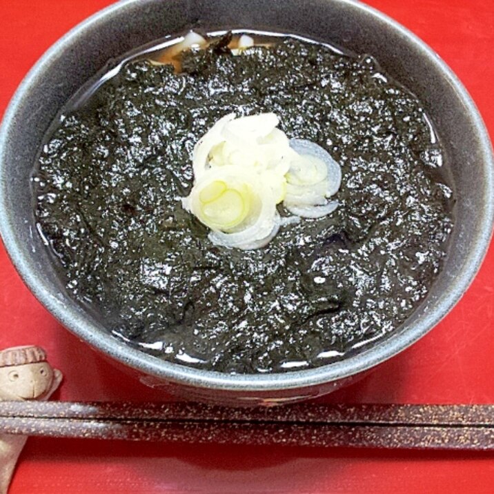 タウリンたっぷり、まっ黒な磯うどん